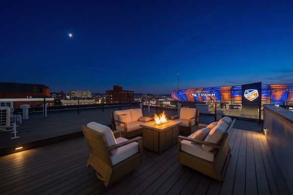 Luxury-Apartment, Küche, Stadtblick | Terrasse/Patio