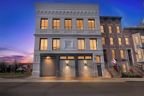 Luxury Condo, Kitchen, City View | Exterior