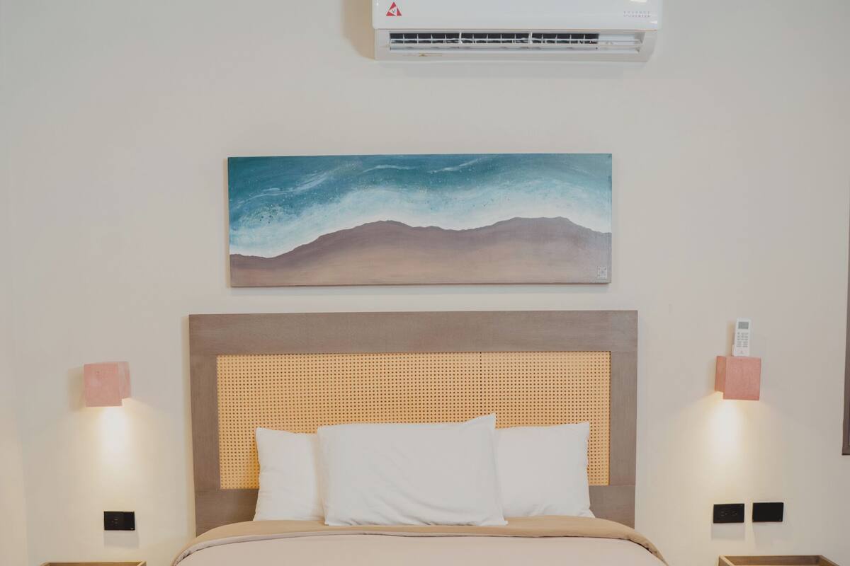Rom – deluxe, 1 queensize-seng, strandutsikt | Wi-fi (inkludert)