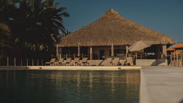 8 piscinas al aire libre