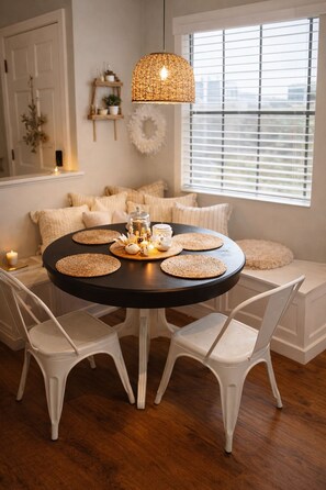 Dining - Wine Retreat • Hot Tub • Mini Farm • Yard Oasis (Templeton)