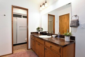 Shower, hair dryer, towels, shampoo - Quiet and Hip Hillside Retreat: All King Beds! (Gladstone)