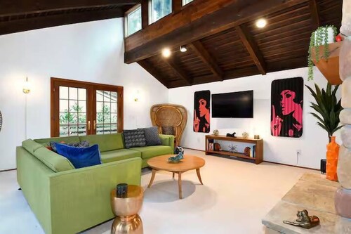 Quiet and Convenient Hillside Retreat: All King Beds!