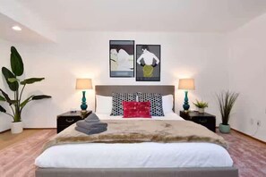 Desk, iron/ironing board, WiFi, bed sheets - Quiet and Hip Hillside Retreat: All King Beds! (Gladstone)