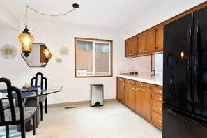 Dining - Quiet and Hip Hillside Retreat: All King Beds! (Gladstone)