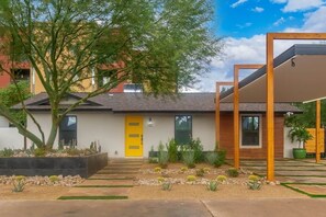 Exterior - Modern  dwn twn 3BR/3BR W/ pool & spa (Phoenix)