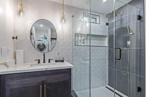 Hair dryer, soap, toilet paper - Modern  dwn twn 3BR/3BR W/ pool & spa (Phoenix)