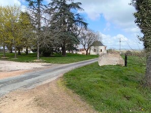 Property grounds - Cottage 'Gite Du Domaine De Collonges' with Private Terrace and Private Garden (Saint-Georges-de-Baroille)