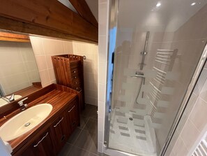 Bathroom - Cottage 'Gite Du Domaine De Collonges' with Private Terrace and Private Garden (Saint-Georges-de-Baroille)