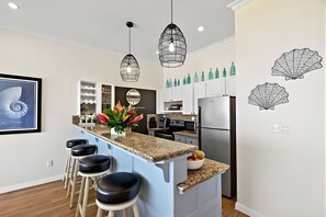 Fridge, microwave, oven, stovetop - Beachfront Condo•BBQ•pool•prime location•sleeps 4 - Pacific Beach 9 (Potrero)