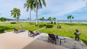 A resort with a pool area, palm trees, and a view of the beach. - Beachfront Condo•BBQ•pool•prime location•sleeps 4 - Pacific Beach 9 (Potrero)
