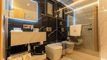 Phòng Suite Royal, quang cảnh biển | Phòng tắm | Buồng tắm vòi sen, dép đi trong nhà, khăn tắm, xà phòng