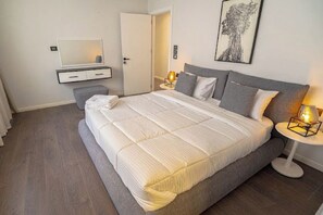 Free WiFi - 3 BR Apt Lake View - Mynt Hospitality (New Cairo)
