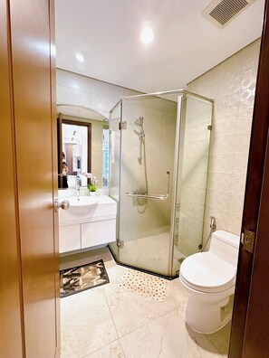 Bidet, towels, soap, toilet paper - 3 Bedroom Apartment for Rent at Vinhomes Central Park (Thành phố Hồ Chí Minh)