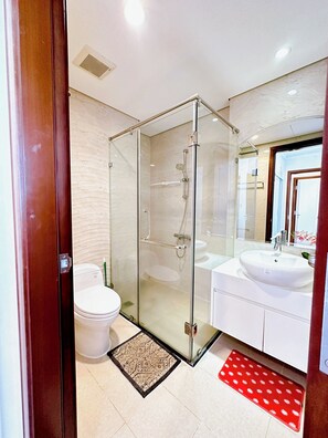 Bidet, toallas, jabón, papel de baño 