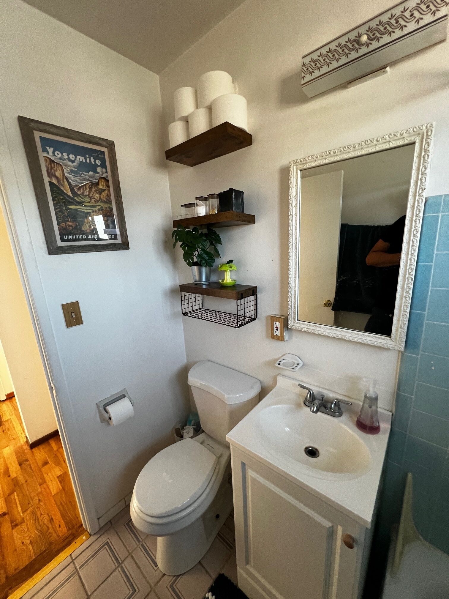 Toallas, jabón, papel de baño 
