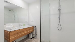 Shower, hair dryer, towels - Bush to Beach Family & Fur Coastal Retreat (Moruya Heads)