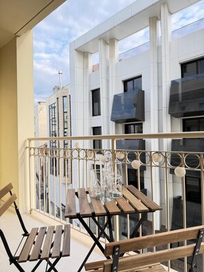 Outdoor dining - Luxury 2BR Apartment · 1 min to Beach (Larnaka)