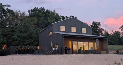 New build Luxe escape w Heated Pool, Hot Tub, Fire Pit, State Park and Beaches