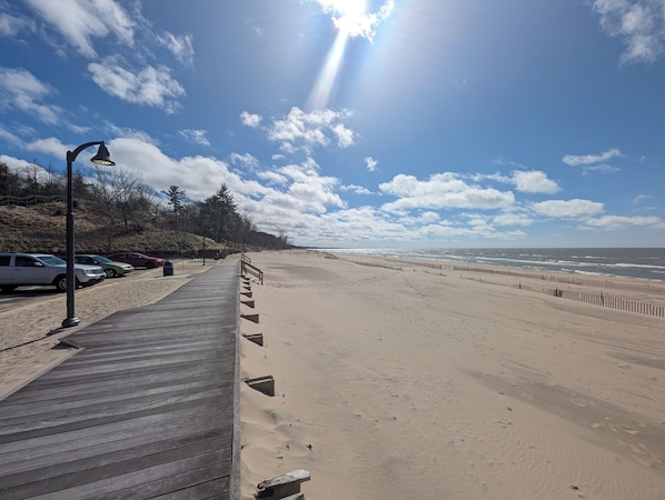 Nær stranden, solsenger og strandhåndklær