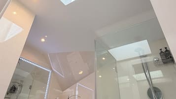 Dusj, hårføner, håndklær og såpe