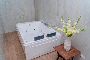 Comfort Studio Suite, Non Smoking | Bathroom - Royale Jazz Hotel (Kingston)