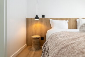 Tabla de planchar con plancha, internet y ropa de cama 
