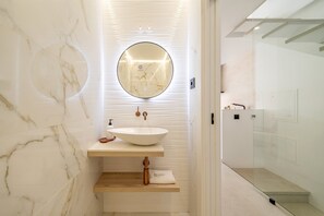 Shower, hair dryer, towels - GuestReady - Charming duplex in heart of Alfama (Lisbon)