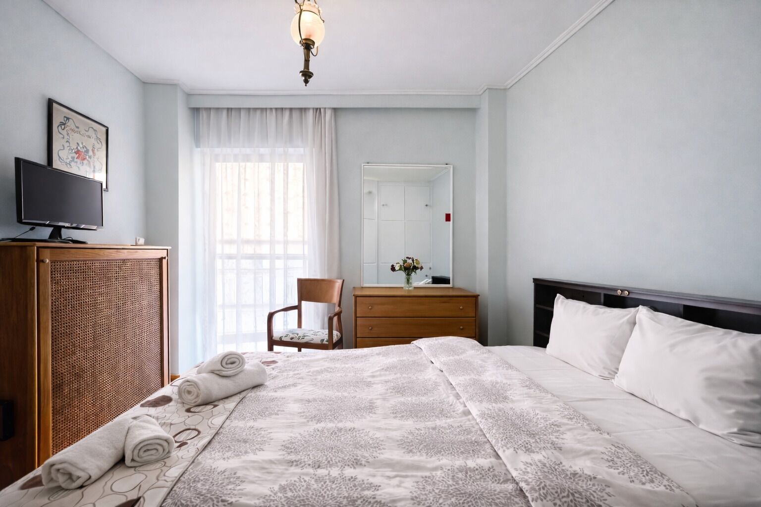 2 bedrooms, iron/ironing board, internet, bed sheets
