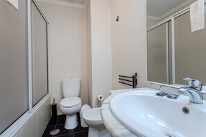 Shower, hair dryer, towels - GuestReady - Santo Amaro apartment (Vila Franca do Campo)
