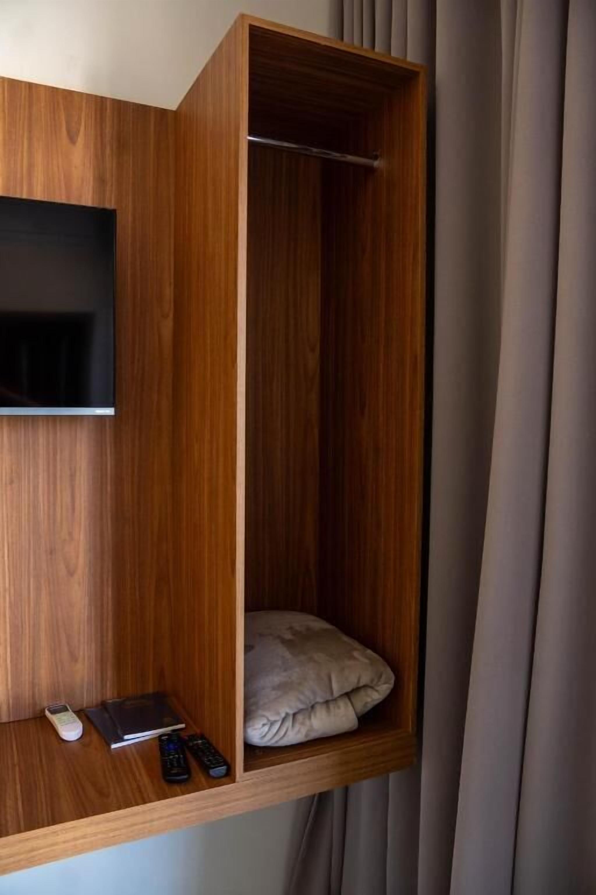 Deluxe Double or Twin Room, City View | Interior