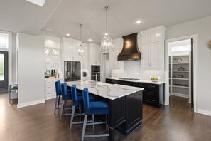 Microwave, dishwasher, kitchen islands - The Executive of Kansas City (Kansas City)