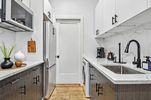 Private kitchen - Two Bedroom - Newly Renovated - Washer/Dryer in New York City (New York)