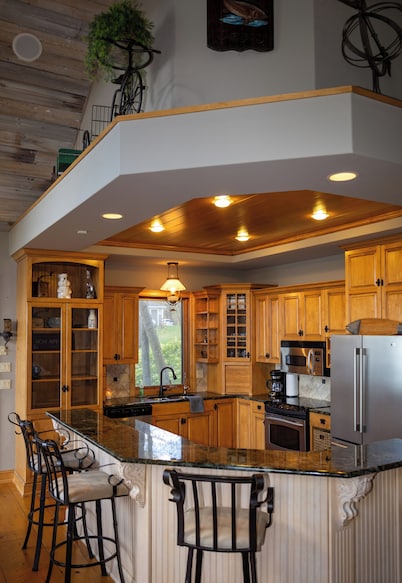 Lakefront Home • Sleeps 20+ • Perfect for Groups & Families