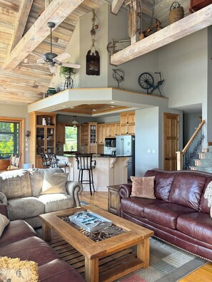 Living area - Beautiful  4-bedroom house with AC on Horseshoe Lake (Turtle Lake)