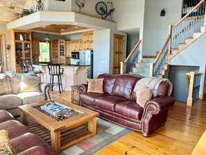 Living area - Beautiful  4-bedroom house with AC on Horseshoe Lake (Turtle Lake)