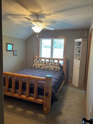 Room - Beautiful  4-bedroom house with AC on Horseshoe Lake (Turtle Lake)