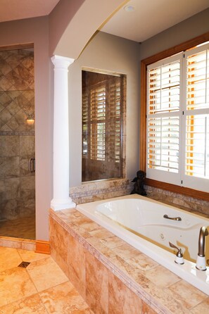 Shower, hair dryer, towels, soap - Lakefront Home • Sleeps 20+ • Perfect for Groups & Families (Turtle Lake)