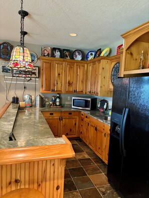 Private kitchen - Beautiful  4-bedroom house with AC on Horseshoe Lake (Turtle Lake)