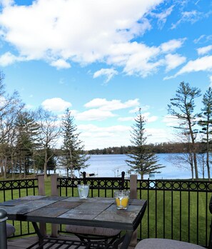 Outdoor dining - Lakefront Home • Sleeps 20+ • Perfect for Groups & Families (Turtle Lake)