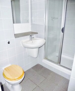 Shower, hair dryer, towels, soap - Centrally Located 3 Bed Apartment (Manchester)