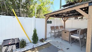 Outdoor dining - Sun-Joy Beach Stay#6, 5-Min Walk, Central Location (Myrtle Beach)