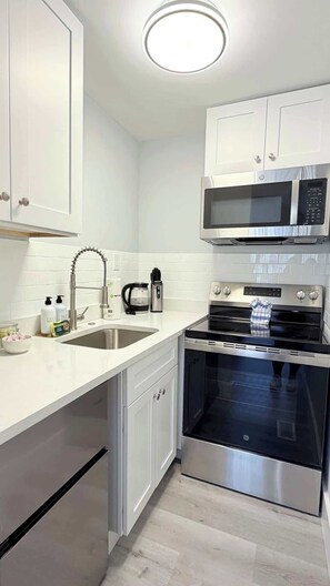 Fridge, microwave, oven, stovetop - Sun-Joy Suite #3, Central MB | 5 min Walk to Beach (Myrtle Beach)
