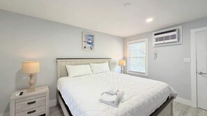 Iron/ironing board, WiFi, bed sheets - Sun-Joy Suite #7 | Walk to Ocean, Myrtle Beach (Myrtle Beach)