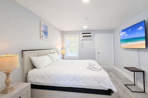 Iron/ironing board, WiFi, bed sheets - Sun-Joy Suite #7 | Walk to Ocean, Myrtle Beach (Myrtle Beach)