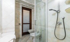 Shower, bidet, towels, shampoo - Fara 38 Urban Escape (Cagliari)