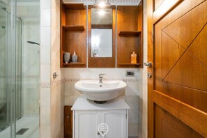 Shower, bidet, towels, shampoo - Fara 38 Urban Escape (Cagliari)