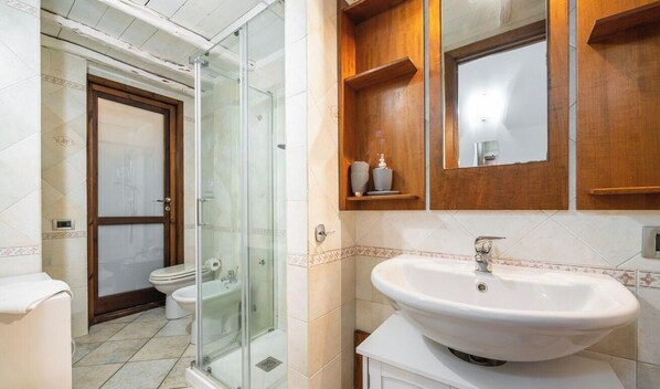 Shower, bidet, towels, shampoo - Fara 38 Urban Escape (Cagliari)