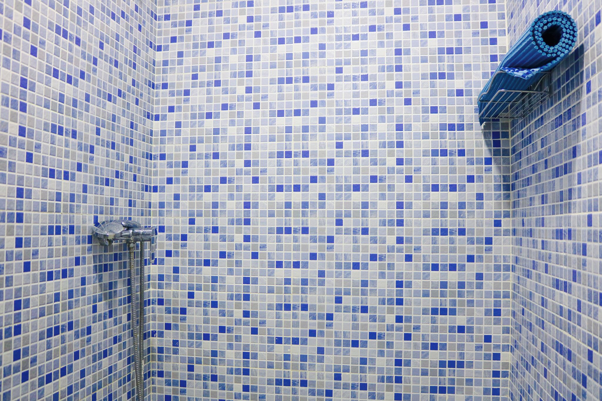 Dusche, Haartrockner, Handtücher, Toilettenpapier