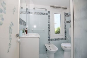Douche, bidet, serviettes fournies, papier toilette